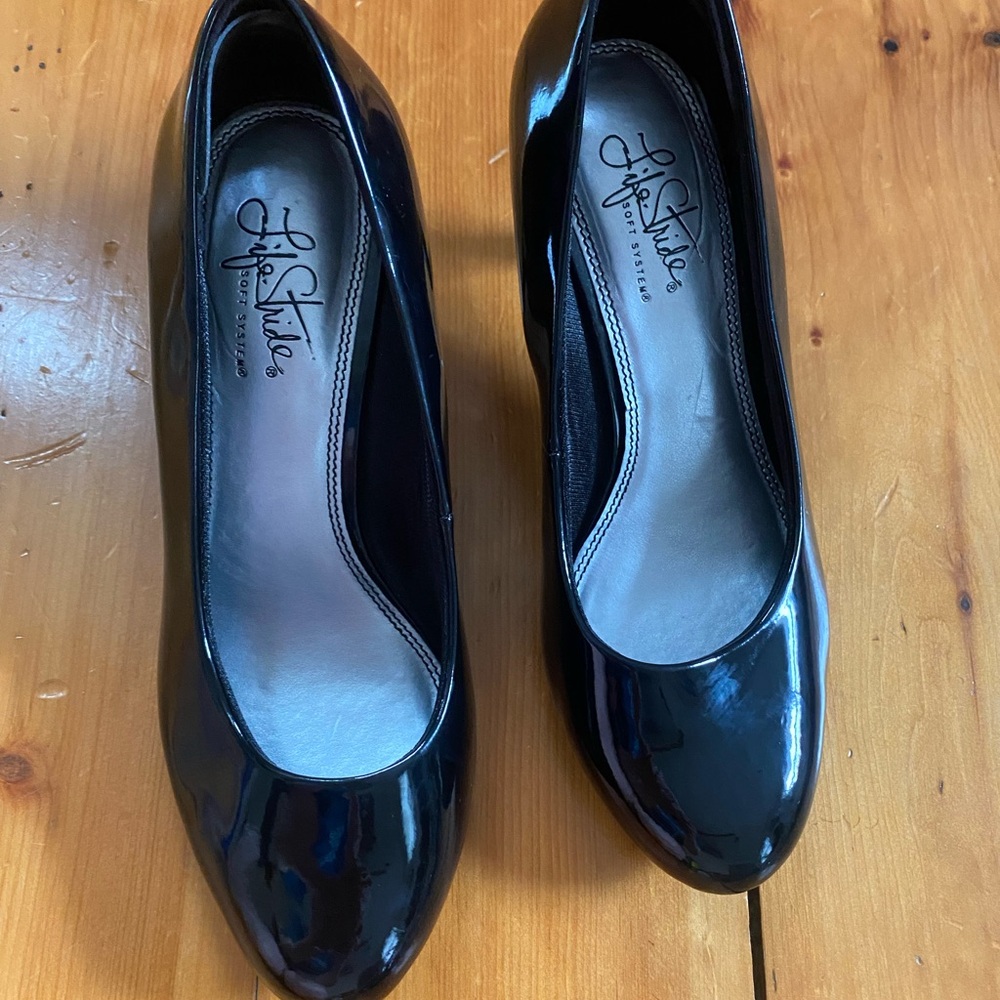 Life Stride Black Patent Rounded Toe Pumps - Size 7.5WW